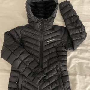 Peak performance jacka - Mörkblå peak performance jacka. Den är använd och har därav inte i nyskick. En tunnare jacka som passar för kortare tillfällen eller om det inte är så kallt🤍