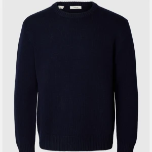 Mörkblå stickad tröja Selected Homme - Mörkblå stickad tröja från Selected Homme med rund halsringning och ribbade muddar. Enkel och stilren design (nypris 900) tröjan passar M och L