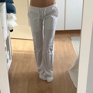 Lågmidjade vita linnebyxor  - Lågmidjade linnebyxor i storleken XXS/XS. Inga defekter, passar mig som är 158cm. Från Gina Tricot💞