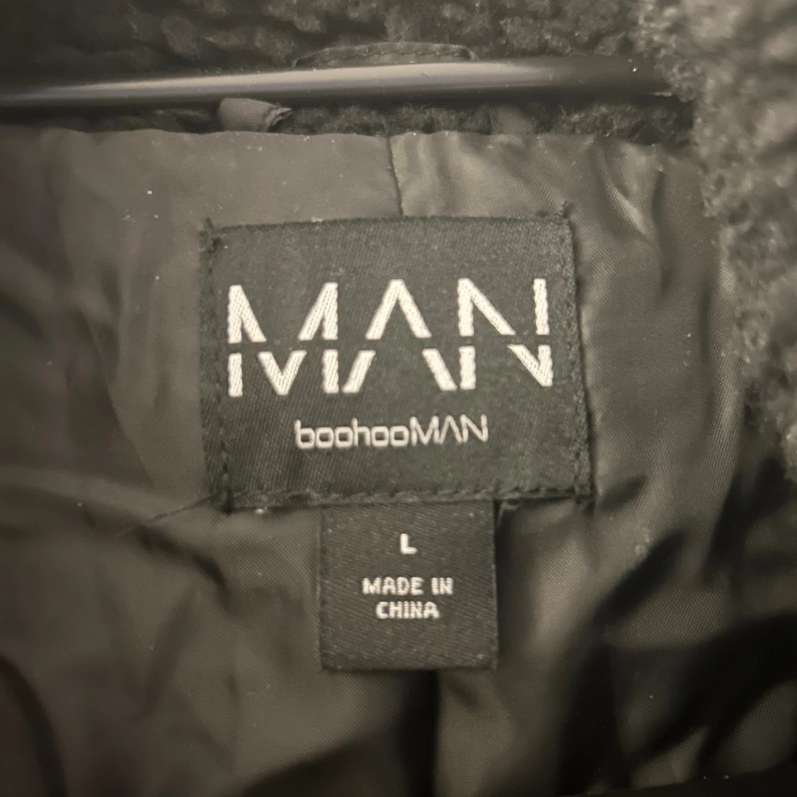 Svart teddyjacka från boohooMAN - 2