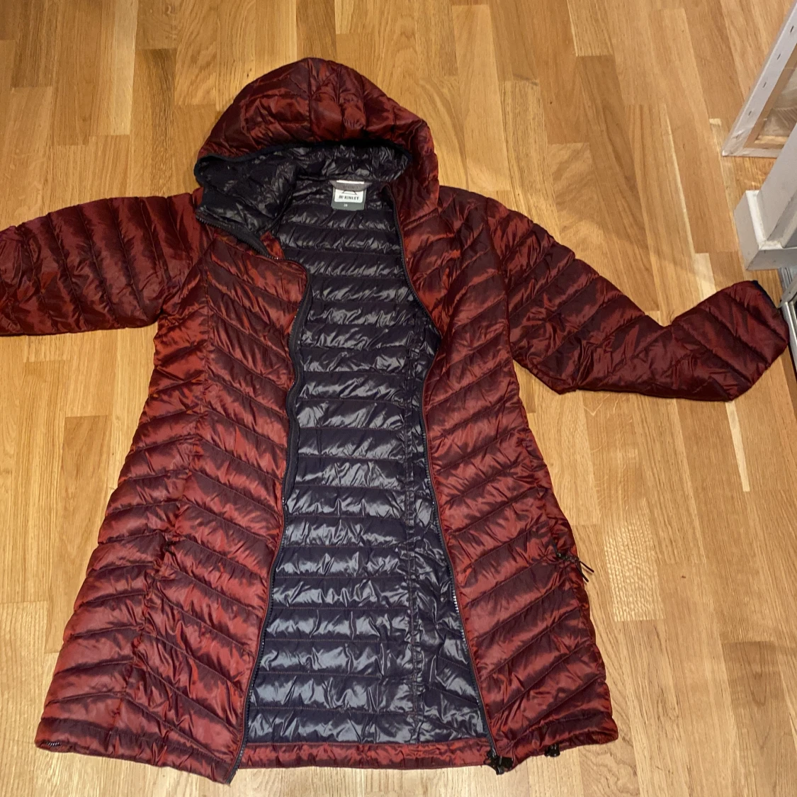 Mörkröd dunjacka från McKinley