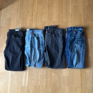 4 Jeans från Jack & Jones - Alla jeans är Slim/Glenn i 32/32 förutom de gråa som är 32/34. Sliten lapp på de ljusblåa, annars är allt i bra skick. Nypris på jeansen är ca 800kr styck.