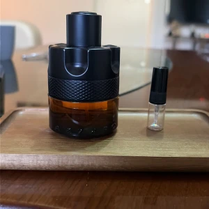 2ml Azzaro most wanted parfum  - 2 ml sample av Azzaro Most Wanted Parfum för ett rimligt pris, gratis sample ingår vid köp 