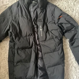 Sail racing jacka  - Säljer min sail racing jacka som jag ej använt på länge storlek M.  Det är en perfekt vinterjacka som håller dig varm under hela vintern