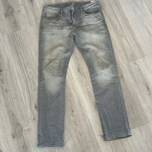 Grisch grå jeans från LTB  - Säljer ett par grå jeans från LTB med snyggt tvättad effekt och klassisk femficksdesign. Jeansen har raka ben och normal passform, perfekt för dig som gillar en avslappnad stil. Materialet är mjukt och skönt jeans-tyg. Bra skick och grisch stilen här 100%!