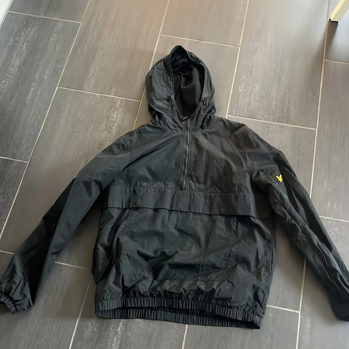 Svart vindjacka från Lyle & Scott 