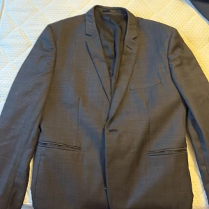 Bläck kostym - Säljer denna snygga kostym då den va för stor strl 50 kom me frågor om de dyker up!