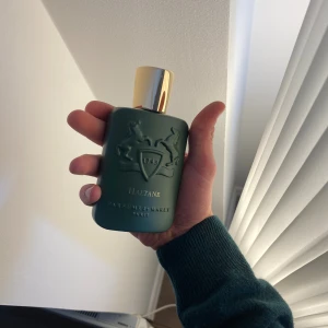 Parfums de Marly Haltane 125ml - Riktigt najs Parfum de Marly Haltane som jag fick i födelsedagspresent men säljer för att betala av körkortet. Perfekt för det höstliga vädret och senare till vintern. Den är helt full med något testsprut. Nypris 3600kr. Mitt pris 1700kr🙌Äkthetsbevis vid intresse🫱🏼‍🫲🏽