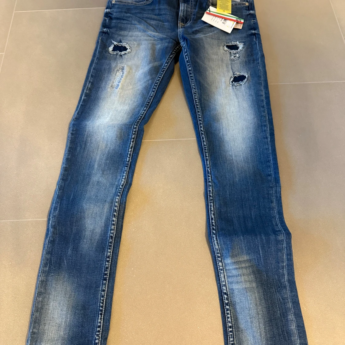 Blå slitna jeans från Vespino