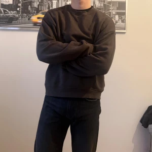 Mörkgrön crewneck - Enkel och stilren mörkgrön creneck med rund hals och avslappnad passform. Tröjan har långa ärmar och ribbade muddar vid ärmslut och nederkant. Perfekt för dig som gillar en clean och chill look.