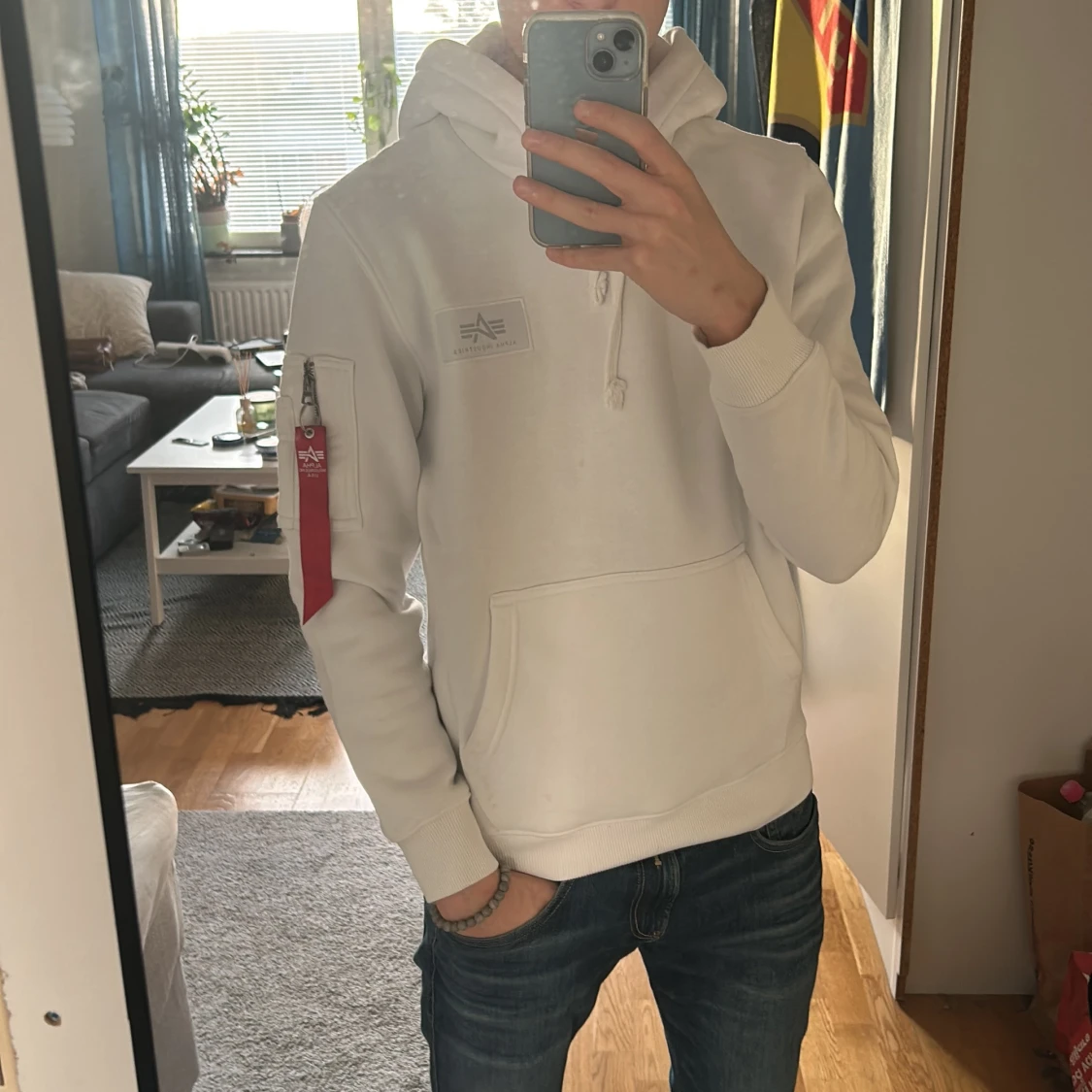 Vit hoodie från Alpha Industries S