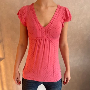 Babydoll topp H&M - En prickig babydoll topp från H&M. Storlek XS. Kan knytas på både framsidan och baksidan. Defekter förekommer (se bild 4)! Skriv vid frågor/ funderingar/ mått!💞PRISET ÄR ALLTID DISKUTERBART!😍