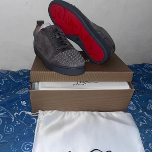 Helt nya Christian Louboutin skor!  - Grå sneakers från Christian Louboutin, oanvända kommer med box och dough bag medföljer.