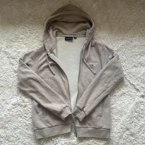 Beige lexington ziphoodie - Säljer en beige ziphoodie från lexington. Den är köpt från kids brand store och är i mycket bra skick. Hör av er vid frågor!