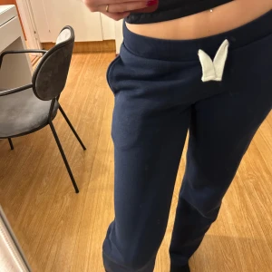 Gina tricot mjukisbyxor  - Gina tricot mjukisbyxor storlek S, säljer då dom är för korta. Mycket bra skick, ingen skavank. Jag är 169 och är på gränsen för korta 