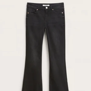 Svarta bootcut jeans från Kappahl - Svarta jeans från Kappahl med klassisk femficksmodell och bootcut-ben. Jeansen har en snygg mörk tvätt och normal passform. Knappt använda då de är lite för stora 