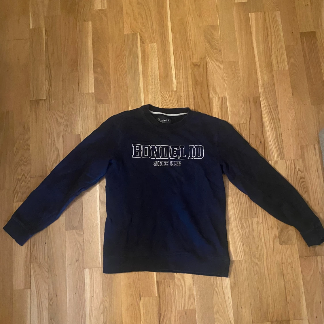 Mörkblå sweatshirt från Bondelid
