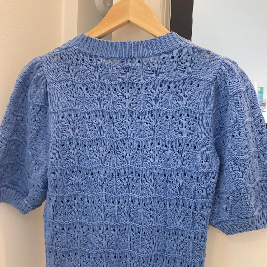 Blå stickad topp med puffärm C&A XS - 3