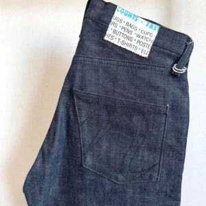 Japansk Dry Jeans - Säljer ett par dry jeans med. Köpa i Japan av ett japanskt märke. Storlek 29. Helt otroligt bra kvalite på jeansen till skillnad från många selvedge jeans. Tillverkade i traditionell och autentisk stil med längre längd vilket resulterar i otroliga fades. Helt nya och redo att skapa dina personliga fades. 