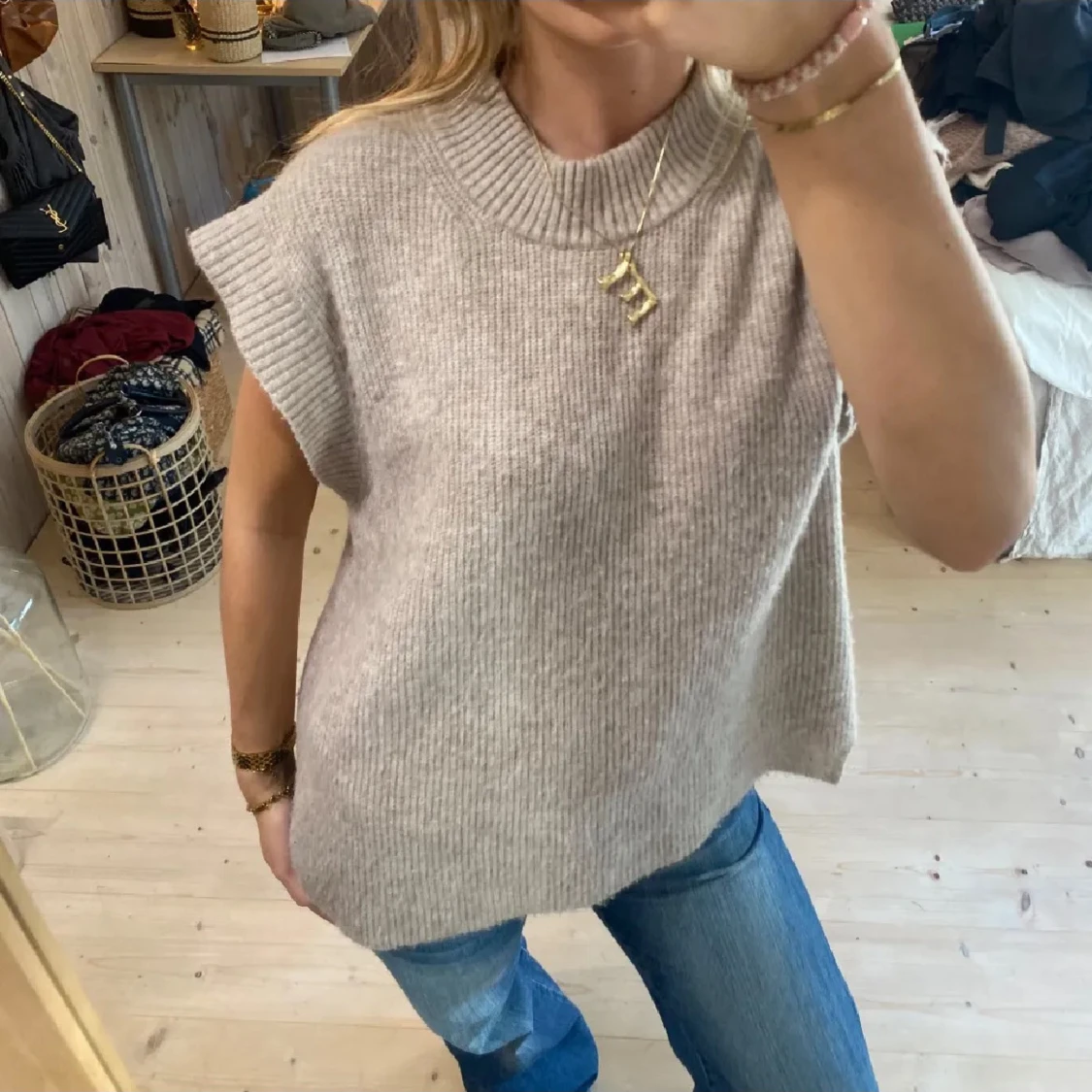 Beige stickad väst från Neo Noir