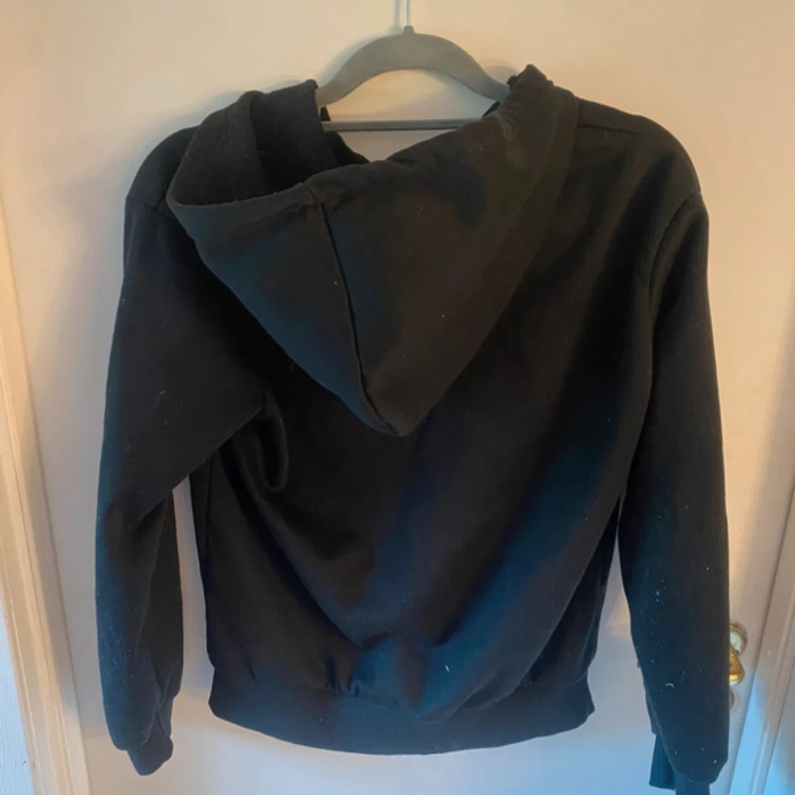 Svart zip hoodie med skelettmönster - 1