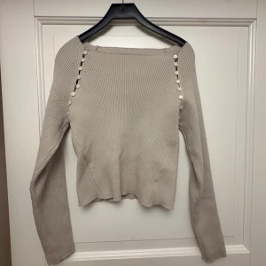Beige ribbad stickad tröja med knappar - Populär fin tröja från Zara💞💞 pris går att diskutera. Nästan aldrig använd