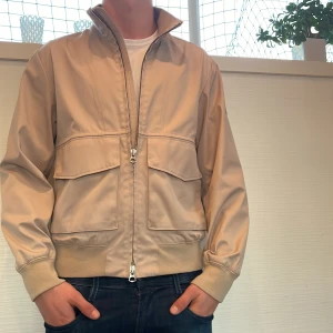 J Lindeberg Jacka L  - J Lindeberg Jacka herr| pris: 599kr| storlek: L| Skick:9,8/10| Hör av dig vid minsta lilla fundering eller fråga| är lagad inuti men det är inget man märker när man har på sig den 