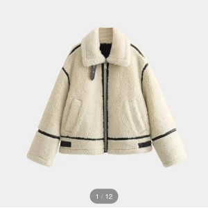 Beige teddyjacka från Zara  - ✨ Zara sherpa aviator-jacka ✨ Bara använd två gånger nästan ny! Köpt för 1300 kr, säljs nu för 900 kr! Supervarmt och mysigt teddy-material med detaljer i fuskläder. Oversized passform, perfekt för höst och vinter. 