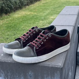 Lanvin vinröda sneakers i mocka - Snygga sneakers från Lanvin i vinröd mocka med mörkgrön lackad tå och detaljer. Skorna har rund tå, platt vit sula och matchande vinröda snören. Perfekt för dig som gillar exklusiva och unika sneakers med lyxig känsla.