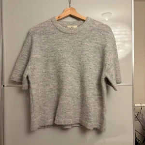 Stickad T-shirt  - Stickad T-shirt från Gina i storlek xs, knappt använd⭐️ skriv privat vid intresse eller frågor 