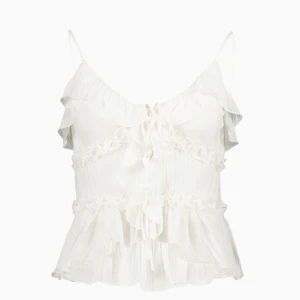 Vit volangig linnetopp med knyt - Superfin vit linnetopp från Newyorker med tunna axelband, volanger och knyt fram. Toppen är plisserad och har en luftig, flowy känsla. Perfekt för varma dagar och ger en romantisk vibe till outfiten. Aldrig använt!