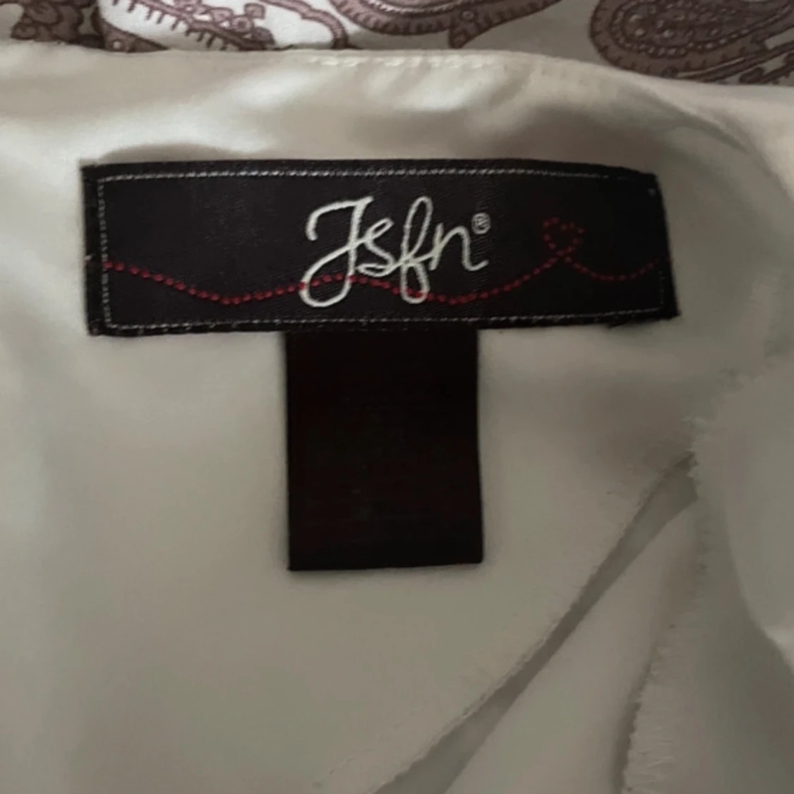 Vit blus med svart rosett från JSFN - 2