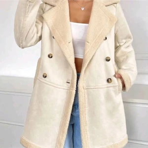 Beige teddyjacka från SHEIN - Säljer en beige teddyjacka från SHEIN med stora slag, dubbelknäppning och mysigt foder. Jackan har långa ärmar, fickor och detaljer i teddy på krage, ärmslut och nederkant. Perfekt för kalla dagar och riktigt snygg till jeans.