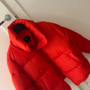 Röd pufferjacka från Bikbok - En röd pufferjacka från bikbok i bra skick använt den endast några gånger.