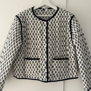 Jacka i mönstrat tyg - Jackan är i storlek L, jag bär vanligtvis XS/S så skulle vilja säga att den är liten i storleken! Köpt förra året och använt fåtal gånger. Jackan passar perfekt till lite kyligare sommardagar eller som kofta under kalla årstider