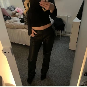 Lågmidjade skinnbyxor  - Superfina skinnbyxor från bikbok, storlek 36. Aldrig använda och nypris 500. Inga defekter❤️
