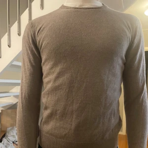 John Henric merinoull tröja - John Henric tröja i storlek L på etiketten. Skulle säga att den passar S/M bättre. Riktigt snygg färg lite mörkbeige vilket gör den perfekt till hösten och vintern. John Henric är ett riktigt kvalitésmärke och gör de snyggaste merinoulltröjorna enligt mig. Lite för liten för mig tyvärr annars hade jag rockat den riktigt mycket. Modellen är 190cm och 77kg. Köpt på Nk för cirka 1 år sedan för 999kr. Säljer för 299