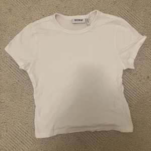 Basic vit t shirt - En vit t shirt från weekday, kort och ganska tajt
