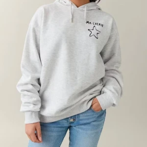 Ma Cherie hoodie från Gina - Säljer min jättesöta hoodie från Gina. Ganska bra skick skulle jag ändå säga. Skriv privat  för fler bilder! Pris kan diskuteras. Är storlek 158/164 men passar XS.
