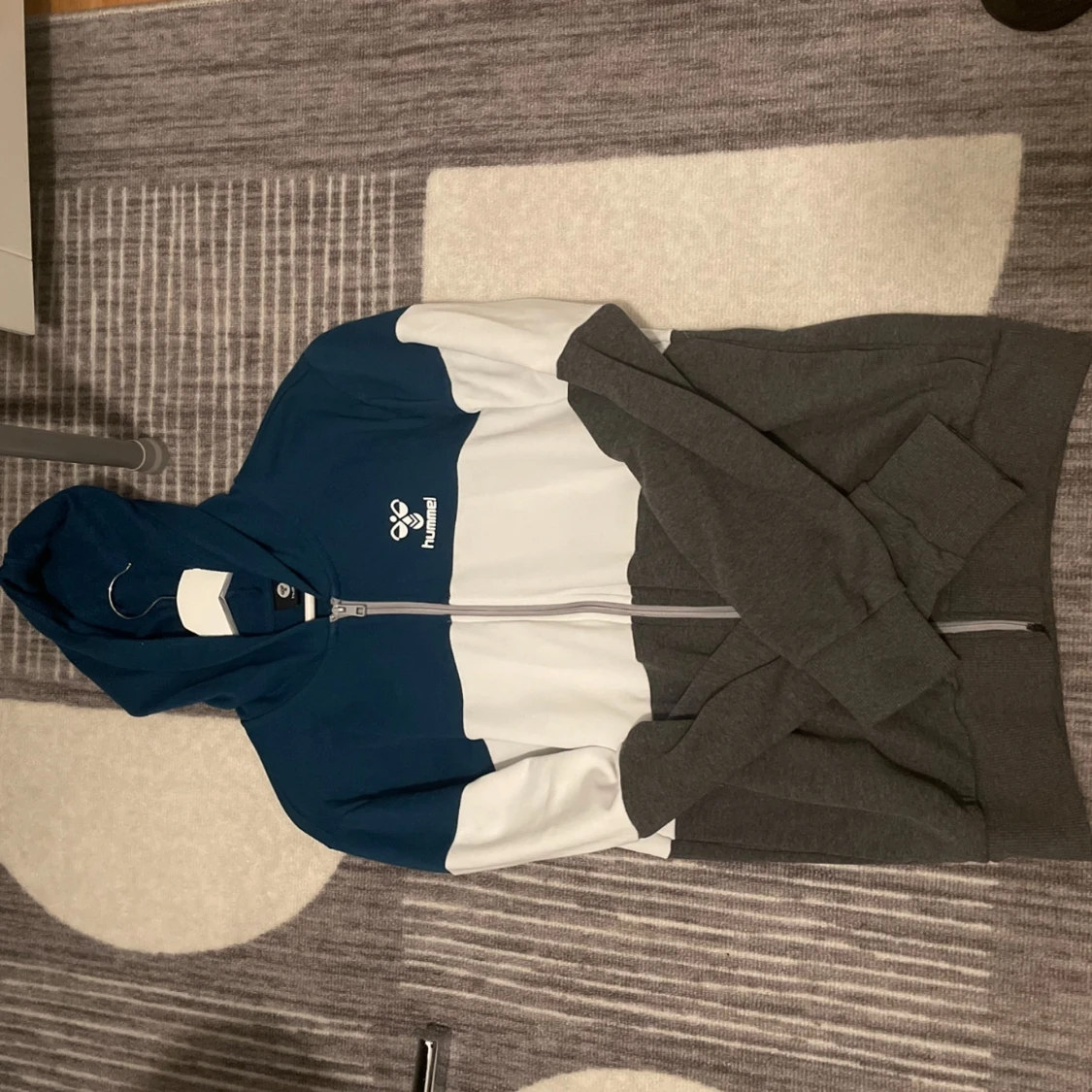 Blåvit hoodie från Hummel med dragkedja - 1