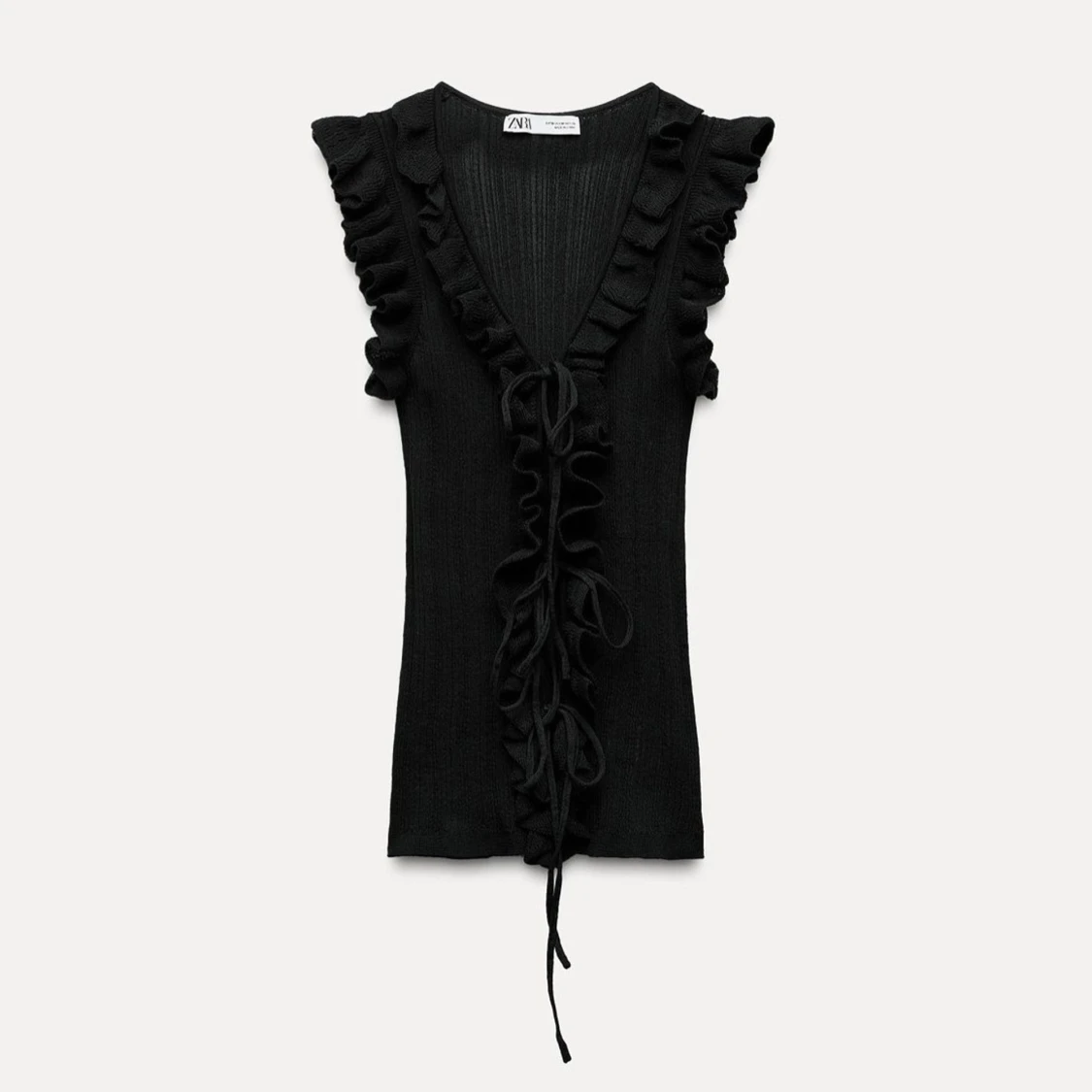 Svart ribbad topp med volanger från Zara