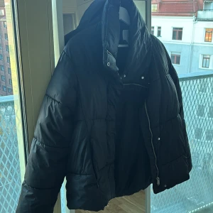 Svart puffjacka från hm  - Jättemysig pufferjacka från H&M i storlek xs, stor i storlek jag brukar ha M i jackor så skulle säga att den passar xs-M⭐️inga defekter (spegeln är smutsig inte jackan)