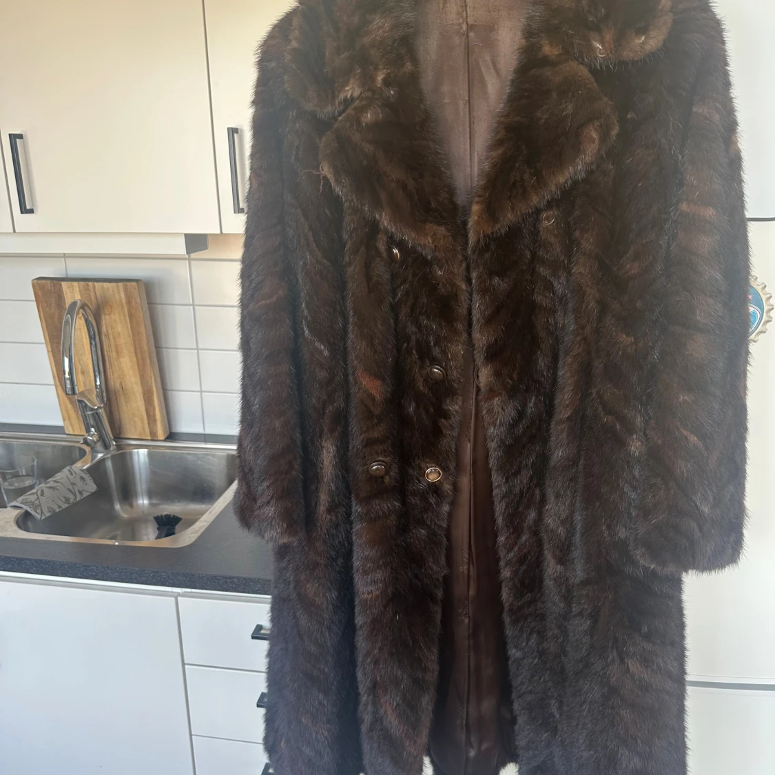 Mörkbrun pälsjacka med bred krage - 1