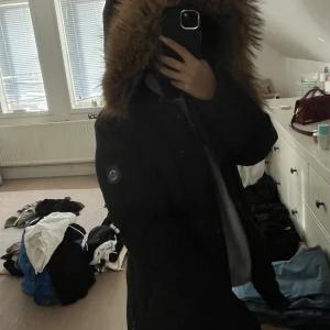 Holliesjacka med pälskrage - Säljer denna svarta holliesjacka med äkta pälskrage. Köptes ifrån miinto för några år sedan. Säljer pågrund av att den ej kommer till användning. Rensar garderob så vill bara bli av med den där av billigt pris!!🌸(den passar mig som är i storlek s, men oxå min lillasyster som är storlek 32/34) beror lite på hur man vill att den ska sitta men den är i storlek 36!