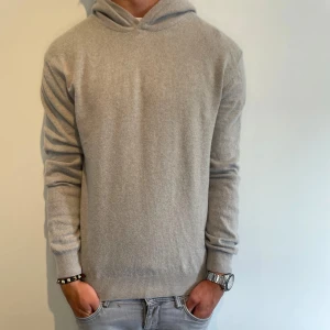 Oscar Jacobsson Kashmir Hoodie - Extremt snygg hoodie o passar till allt | Strl - S | Skick - 10/10 (bara provtestad) | Nypris - ca 1700kr | För ytterligare frågor är det bara att skriva 🤝