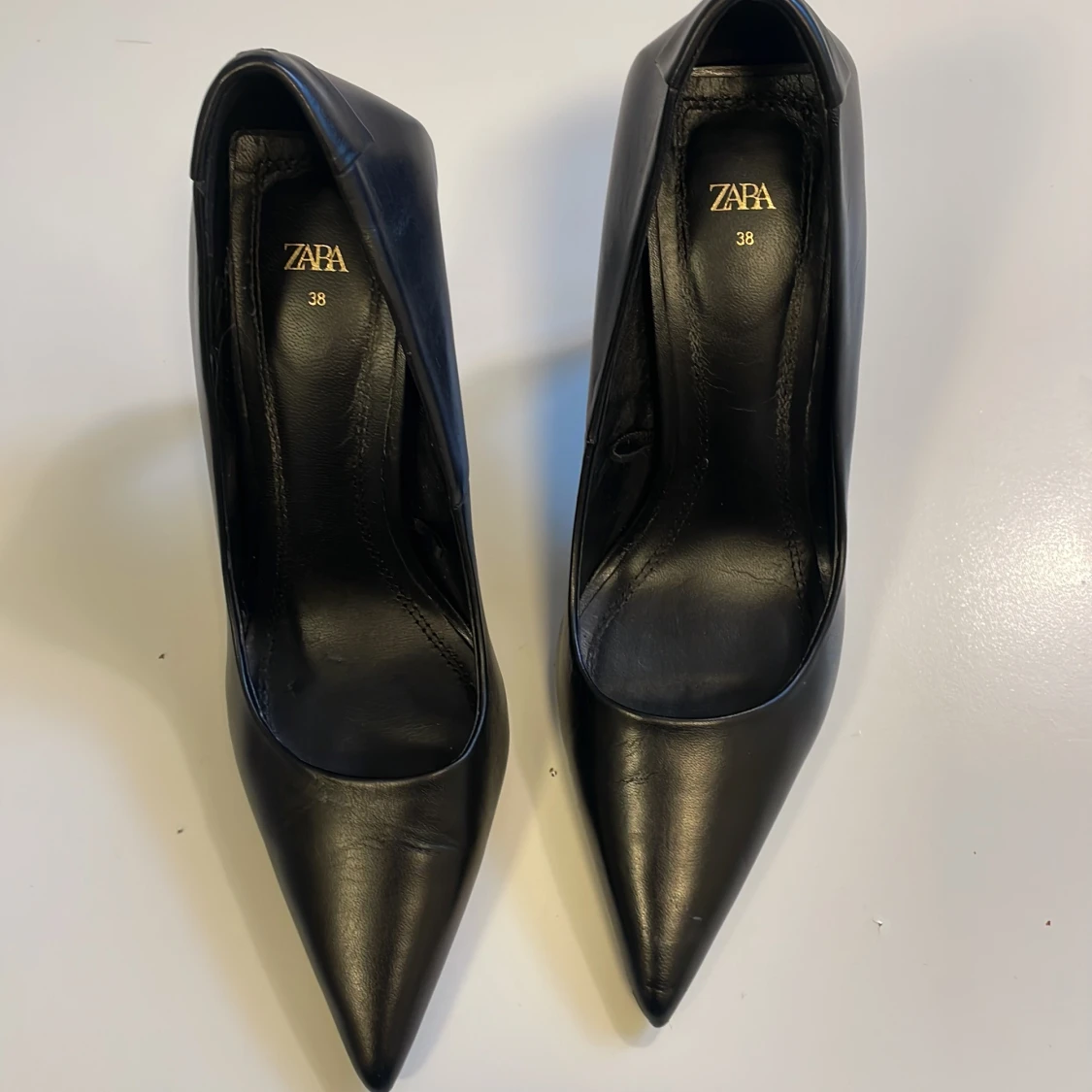 Klassiska pumps i läder från Zara