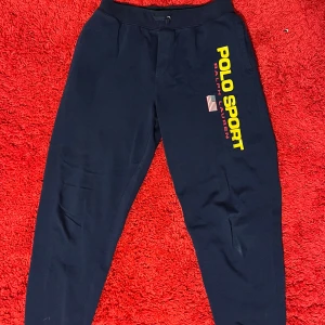 Mörkblå mjukisbyxor  - Snygga mörkblå mjukisbyxor från Polo Ralph Lauren, perfekta för chill eller träning🙌