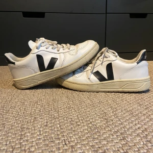 VEJA SNEAKERS - Vit/Svarta skor från VEJA - Skick 6,5/10 - Liten skada bak på ena skon (see bild 5) - Får inte plats med resten av bilderna ex. Sulorna så skriv om du vill se de - Sulorna är i bra skick utan skador eller särskillt mycket smuts - nypris ~ 1500kr+ - Lite ”creasade” - Passar bra för vintern och hösten och passar med de lite mörkare höst färgerna - Tveka inte att fråga något!! //MVH By Olsén Closet!