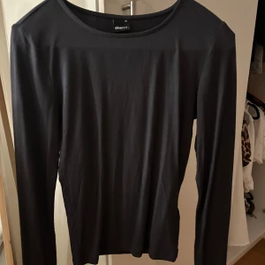 Långärmad topp från Gina Tricot - Superfin tröja från Gina, färgen är en blandning mellan grå och blå💕 