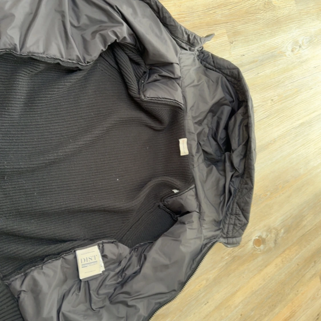 Svart dunjacka från Moncler med huva - 1